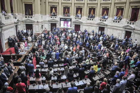 La Libertad Avanza pretende compensar con DNUs la falta de diputados y senadores.