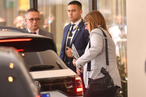 Patricia Bullrich, a la salida del Hotel Libertador. 