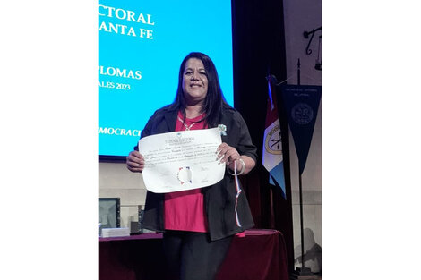 Zaira recibió su diploma de ingreso al Concejo de Romang.