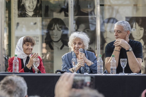 Horacio Pietragalla Corti junto a Estela de Carlotto y Taty Almeida.