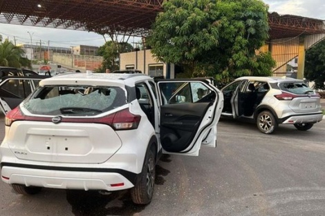 Varios autos quedaron dañados por los balazos. Imagen: Xinhua