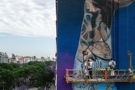 El mural muestra la imagen del jugador con el puño cerrado, a modo de celebración