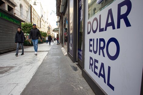 El mercado adelanta una devaluación del dólar oficial