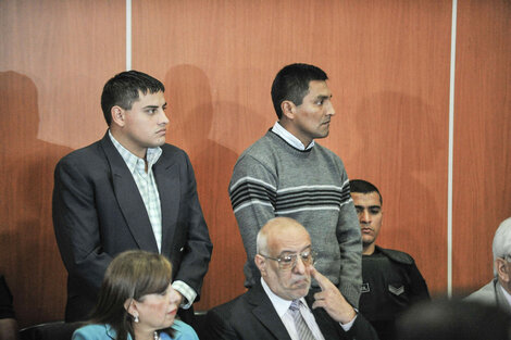 Los acusados Daniel Vilte Laxi (izq) y Santos Clemente Vera durante el primer dia del juicio en que se los acusó del asesinato de las turistas francesas Houria Moumni y Cassandre Bouvier ocurrido en Julio de 2011. (Fuente: AFP)