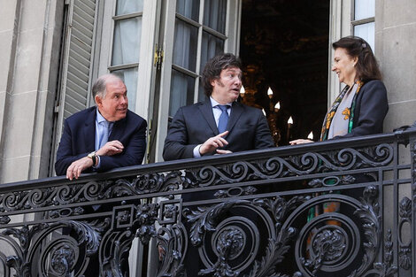 Javier Milei junto a Gerardo Werthein y Diana Mondino en un balcón del Palacio San Martín. 