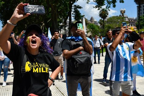 "¡Policía, policía!" y "sí se puede", los cánticos en la asunción de Javier Milei