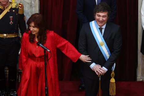 El detalle en el bastón de Javier Milei que hizo sonreír a Cristina Kirchner durante la jura