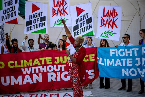 Una protesta de activistas contra el cambio climático en la cumbre de Dubai. (Fuente: EFE)