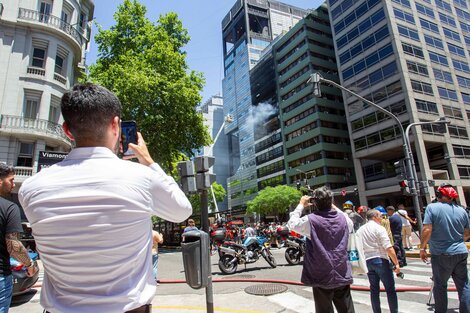 Incendio en un edificio contiguo al Ministerio de Trabajo: murió una mujer