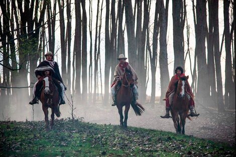 El film abandona el registro realista para ingresar en una zona artificiosa, por momentos fantasmal. 