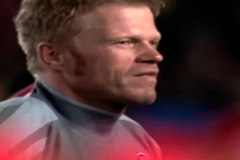 Oliver Kahn, verdugo en la Copa 2001, tiene más aire que Riquelme en el spot de Ibarra-Macri