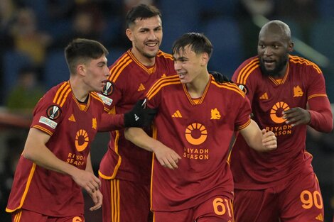 Leandro Paredes celebra con sus compañeros el éxito de Roma