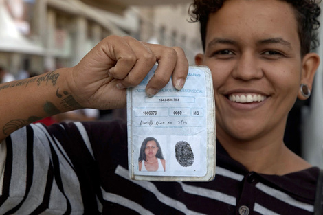 Carteira Assinada es un acercamiento afectuoso a trabajadoras y trabajadores.