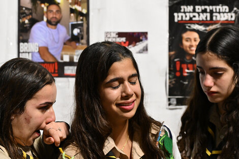 Famiiares y amigos de los rehenes en conferncia de prensa en Tel Aviv.