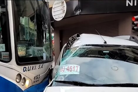 El choque entre el colectivo y la camioneta fue pasadas las las 6 de la mañana en el barrio porteño de Monserrat (Foto: captura de TV).