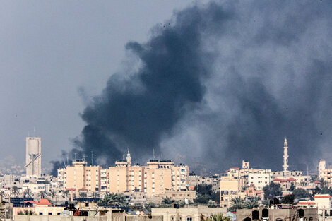 Humo sobre Khan Yunis, Franja de Gaza, después de un bombardeo.