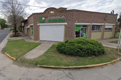 El edificio baleado donde se encuentran la farmacia y la vivienda de Pighin.