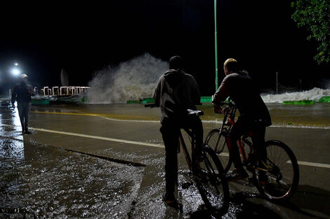 Más de 300 evacuados por la crecida del Río de la Plata