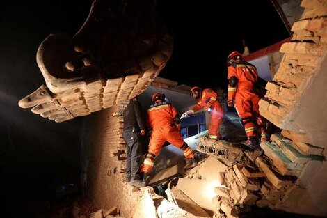 Suman 131 las personas fallecidas tras el potente terremoto en China