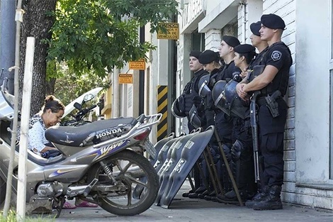 En la comisaría había 48 detenidos, pero sólo hay lugar para 16.