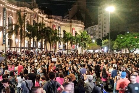 En Córdoba la gente llenó la zona del Patio Olmos y hubo represión. 