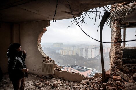 Una mujer inspecciona su casa en ruinas tras un ataque ruso con drones en Kiev.