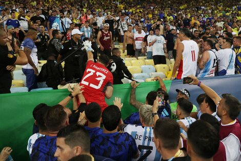 Dibu Martínez y una atajada para la historia, contra la policía en el Maracaná