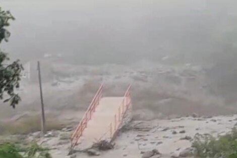 Impactante alud arrancó un puente y dejó una localidad aislada