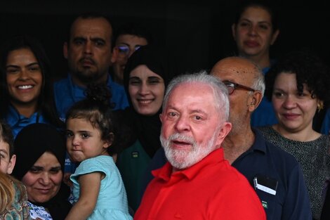 Lula posa con refugiados de la Franja de Gaza durante un almuerzo en Brasilia. 