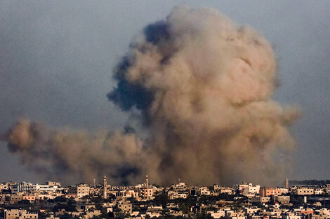 Una nube de humo se alza sobre Khan Yunis después de un bombardeo israelí.