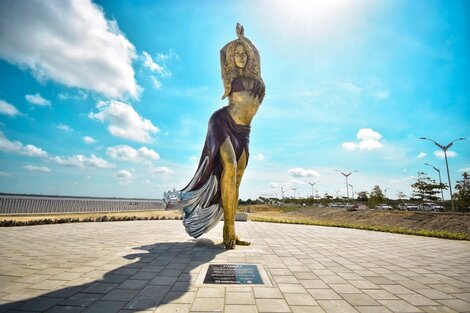 La estatua se encuentra ubicada en el paseo peatonal del Río Magdalena