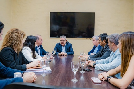 Mesa de consenso de los tres Poderes. 