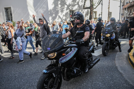 Ley "ómnibus": límites al derecho de reunión, criminalización de la protesta y vía libre al gatillo fácil