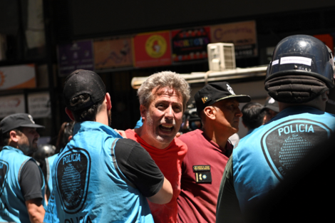 Uno de los detenidos en la protesta de la CGT, este miércoles, en pleno centro porteño.