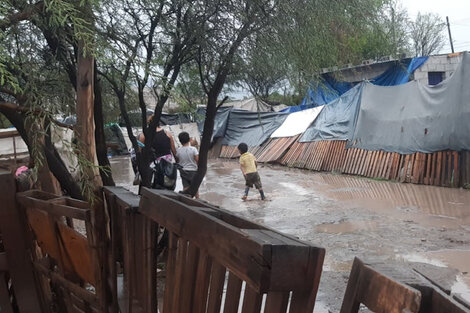 Familias asistidas en la capital salteña y crecida de ríos en el norte provincial