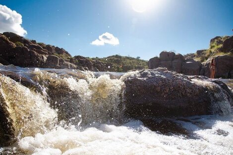 Tragedia en Mina Clavero: murió ahogado un turista después de arrojarse al río. (Imagen: Turismo Mina Clavero)