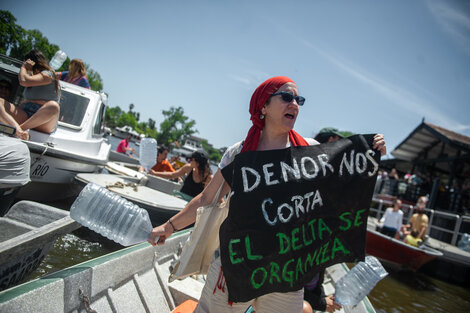 Protesta en lancha por los cortes de luz