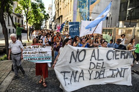 Multitudinario abrazo al FNA y el Instituto del Teatro