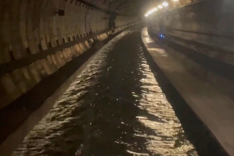 Un túnel del Eurostar inundado, cerca de la estación internacional de Ebbsfleet en Kent, sur de Inglaterra.