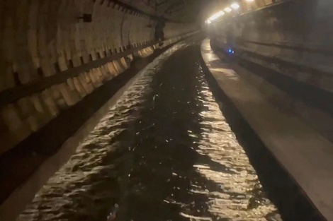 Un túnel del Eurostar inundado, cerca de la estación internacional de Ebbsfleet en Kent, sur de Inglaterra.  (Fuente: AFP)