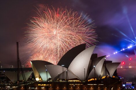 Sydney, autoproclamada la "capital mundial del Año Nuevo",deslumbró con un imponente show de fuegos artificiales.