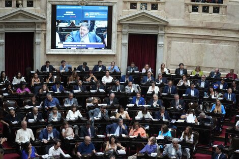 Milei pone en venta al país y recorta derechos y libertades a los ciudadanos. 