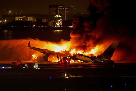 Impresionante incendio de un avión en un aeropuerto de Tokio: hay 5 muertos