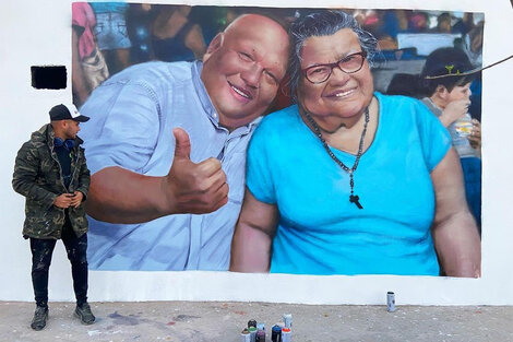 El artista junto a su obra. 