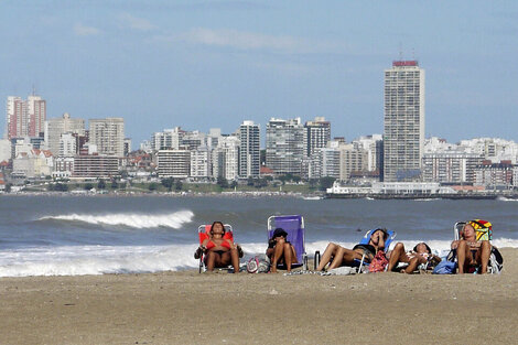 Entre los que vacacionan en el país, la costa es el destino más elegido. (Fuente: NA)