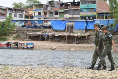 Gendarmería nacional en Aguas Blancas, al fondo Bolivia.