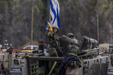 Soldados israelíes disparan misiles en la frontera entre Gaza e Israel