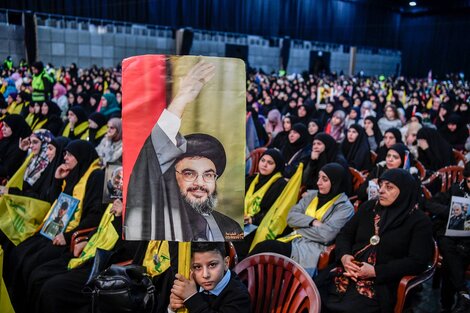 Mujeres escuchando por TV el discurso del líder de Hezbollah, Hassan Nasrallah.