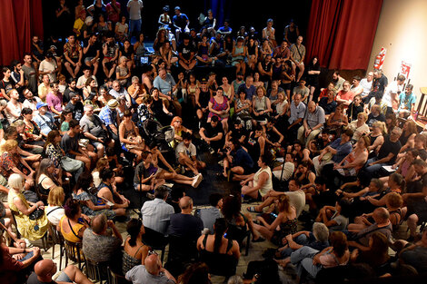 La asamblea del martes tuvo amplia concurrencia presencial y virtual.  (Fuente: Daniel Carballido)