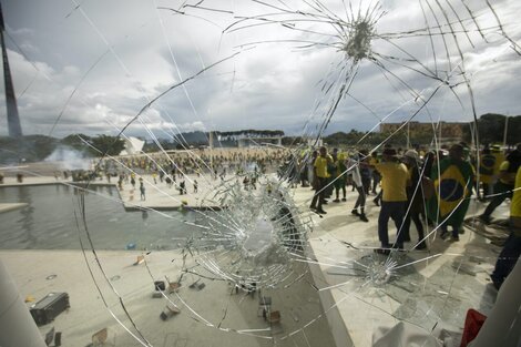 Simpatizantes de Bolsonaro se enfrentan a fuerzas de seguridad en la plaza de los Tres Poderes de Brasilia. 